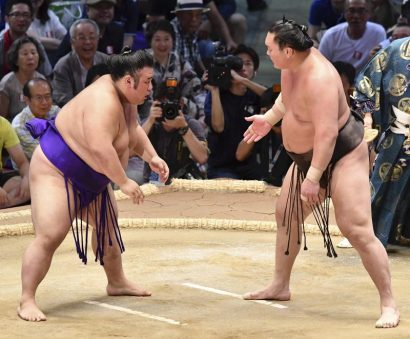 Hakuho reste invaincu avec une victoire durement gagné