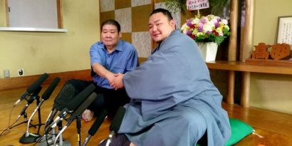 Asanoyama, ici en compagnie de son maître Takasago, fera ses débuts en makuuchi lors de l'Aki basho 2017.