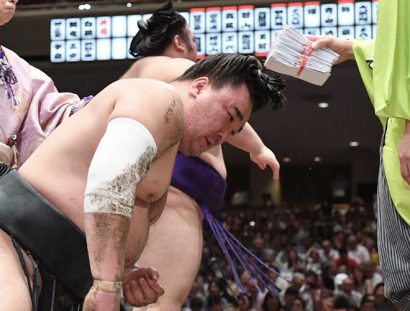Takakeisho fait tomber le yokozuna Harumafuji