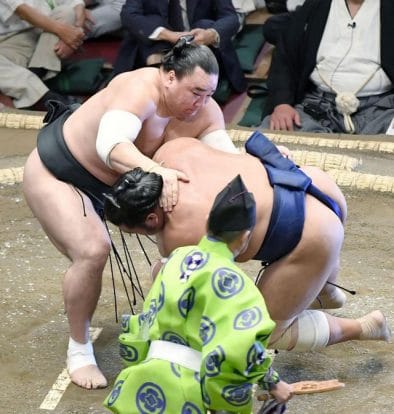 Harumafuji débute confortablement le tournoi