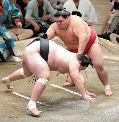 Onosho bat Harumafuji et reste le seul invaincu