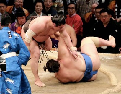 Hakuho continue de creuser l'écart