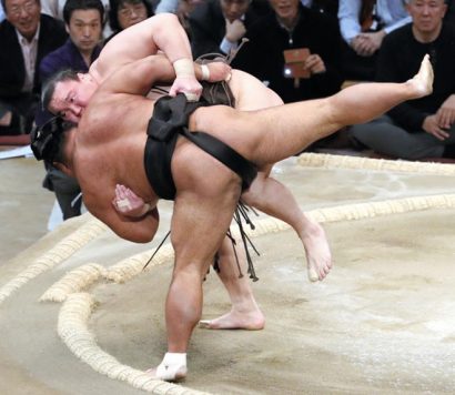 Hakuho désormais seul lutteur invaincu