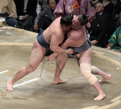 Kakuryu creuse l'écart sur ses rivaux