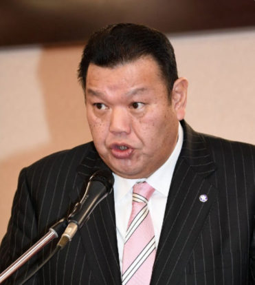 Un ancien lutteur porte plainte contre Kasugano oyakata