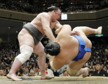 Tochinoshin bouscule Kotoshogiku