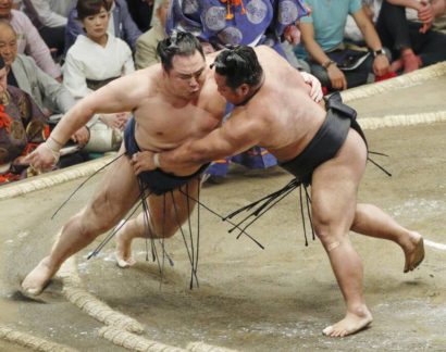 Hakuho invaincu, premier échec pour Kakuryu