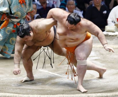 Mitakeumi domine, Takayasu mord la poussière