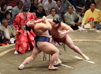 Le maegashira 4 Abi (à droite) contre le maegashira 5 Asanoyama