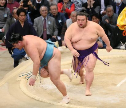 Takakeisho repousse Tamawashi hors du dohyô