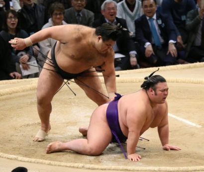 Takayasu évite Takakeisho