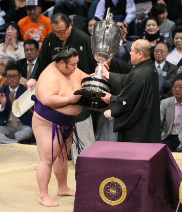 Takakeisho reçoit la coupe de l'Empereur