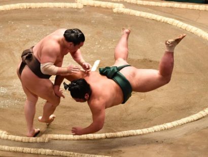 Hakuho conserve la tête avec une chance insolente