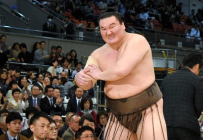 Hakuho souffre d'une déchirure musculaire au bras droit