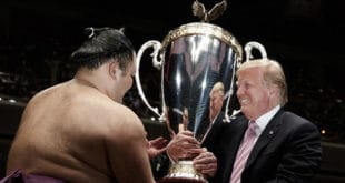 Asanoyama recoit la coupe de Trump
