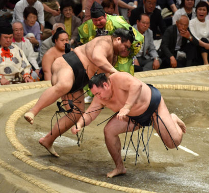 Takayasu évite Kakuryû