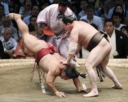 Les yokozuna continuent de s'imposer facilement