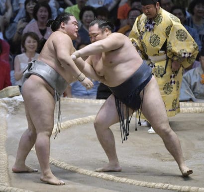 Kakuryu s'empare seul de la tête du tournoi