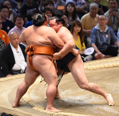 Kakuryû dépose Mitakeumi à l'extérieur