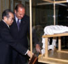 Jacques Chirac admirant une tsuna avec le premier ministre Keizo Obuchi