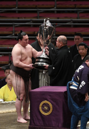 Le yokozuna Hakuhô reçoit sa 44ème coupe de l'Empereur