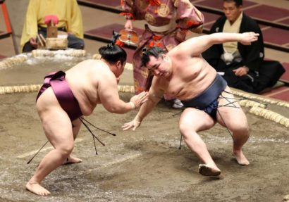 Kakuryû chute tout seul devant Endo