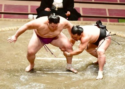 Asanoyama pris à la jambe par Terutsuyoshi