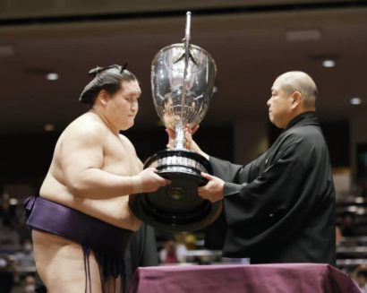 Terunofuji reçoit la coupe de l'Empereur