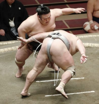 Takakeishô défait Hokutofuji