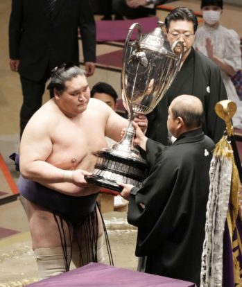 Terunofuji reçoit la coupe de l'Empereur