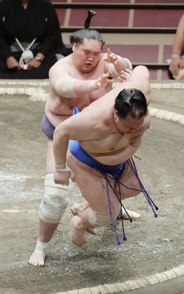 Terunofuji expulse Hokutofuji