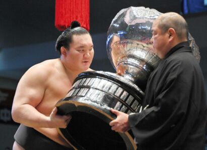 Hakuho accepte la Coupe du Premier ministre des mains du président de l'Association japonaise de sumo, Hakkaku, après avoir remporté le Nagoya Basho en juillet, son 45e et dernier titre avant de prendre sa retraite.