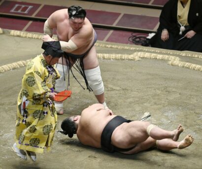 Terunofuji renvoie au sol Takakeisho