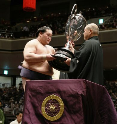 La coupe de l'Empereur pour Terunofuji