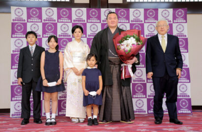 Hakuho avec sa famille et son oyakata