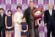 Hakuho avec sa famille et son oyakata