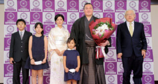 Hakuho avec sa famille et son oyakata