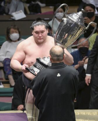 Terunofuji soulève la coupe pour la 7ème fois