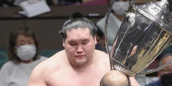 J15 – Terunofuji soulève sa 7e Coupe de l’Empereur après la défaite de Takanosho