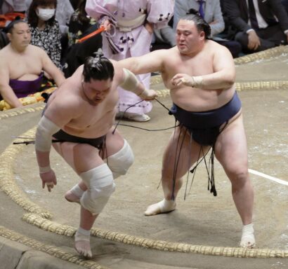 Tamawashi expulse Terunofuji à l'extérieur du dohyô