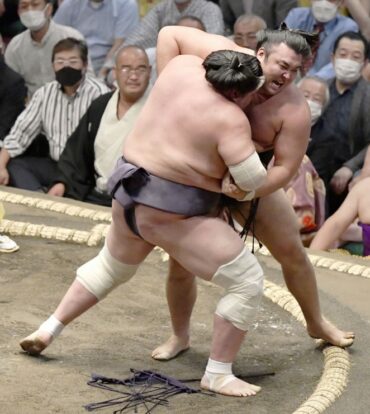 Terunofuji repousse Kiribayama