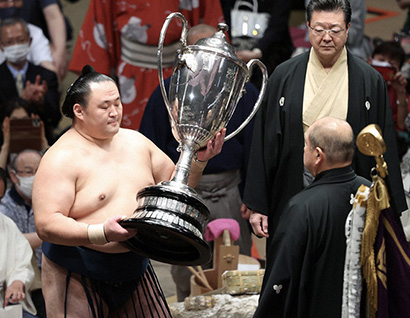 Tamawashi reçoit la Coupe de l'Empereur