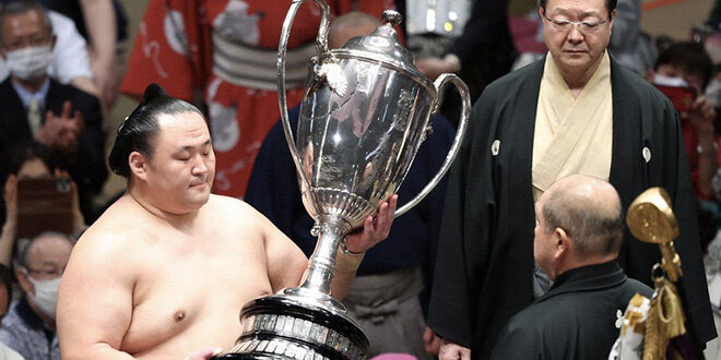 J15 – Tamawashi remporte son second tournoi avec une victoire sur Takayasu