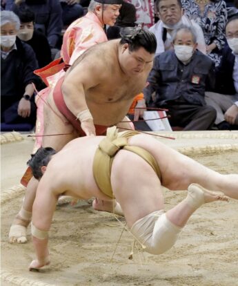 Takayasu défait Kagayaki