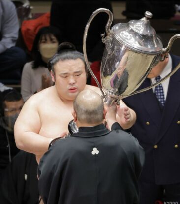 Takakeishô reçoit la coupe de l'Empereur