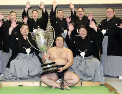 Kiribayama fête la coupe avec ses camarades
