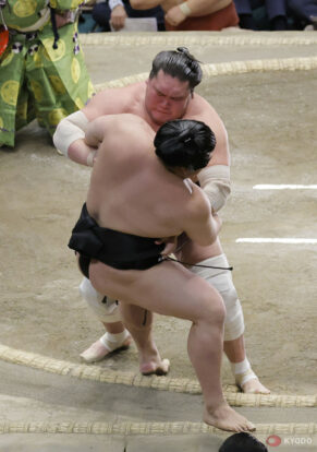 Terunofuji repousse Wakamotoharu en dehors du dohyô