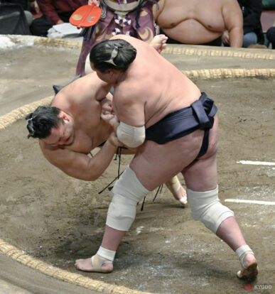 Terunofuji fait basculer Asanoyama