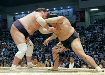 Le yokozuna Terunofuji repousse Abi