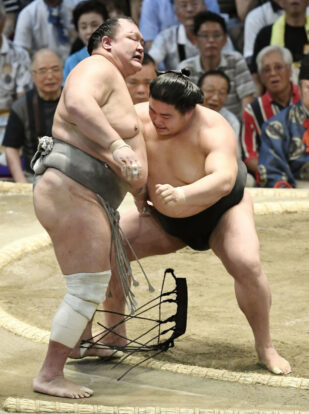 Hokutofuji est repoussé par Wakamotoharu